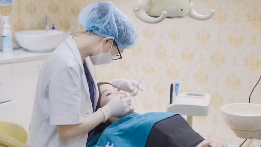Bác sĩ Nguyễn Kiều Phương bọc răng sứ cho khách hàng tại Nha khoa Quốc tế Việt Pháp