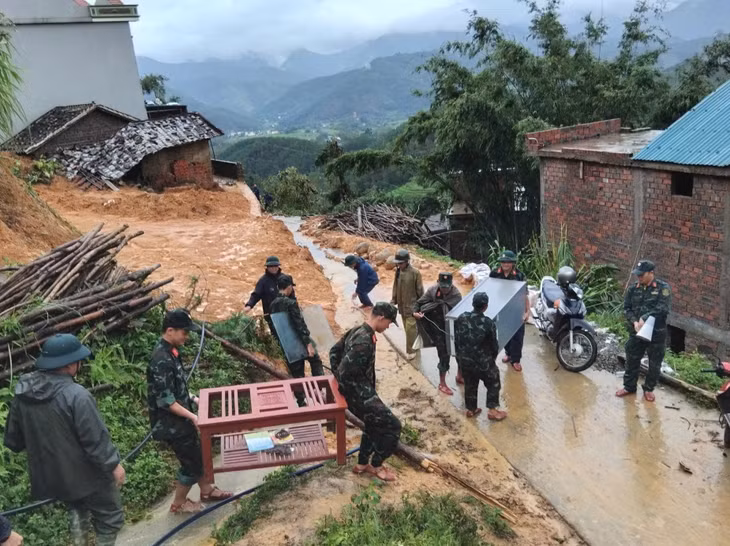 Dù khó khăn, vất vả song cán bộ, chiến sĩ LLVT huyện nỗ lực bảo vệ tính mạng, tài sản của nhân dân trong thiên tai.