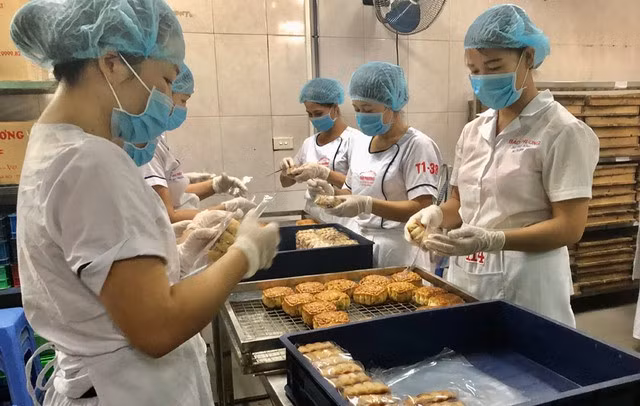 Nên chọn mua bánh trung thu ở những cơ sở sản xuất uy tín, được chứng nhận đảm bảo an toàn vệ sinh thực phẩm.