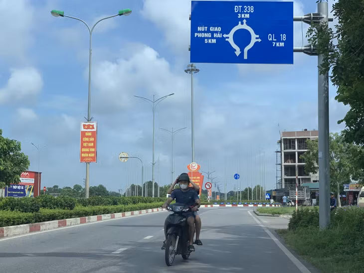 Một thanh niên điều khiển xe mô tô đi ngược chiều trên tỉnh lộ đi qua địa bàn TX Quảng Yên. (Ảnh chụp ngày 27/8/2024)
