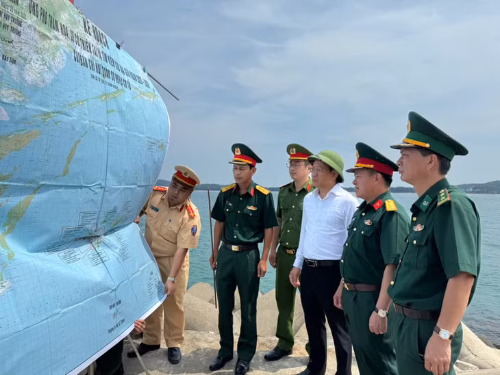 Đại tá Khúc Thành Dư, Chỉ huy trưởng Bộ Chỉ huy Quân sự tỉnh kiểm tra khu neo đậu tránh trú bão huyện Cô Tô.