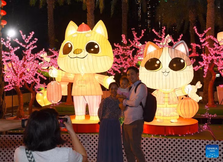 Người dân Hong Kong (Trung Quốc) náo nức chụp ảnh với những chiếc đèn lồng khổng lồ trong hội chợ đèn lồng tổ chức hướng đến dịp lễ Trung Thu (17.9) và ngày Quốc khánh Trung Quốc (1.10). Ảnh: Xinhua/Chen Duo