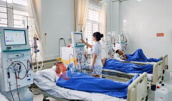 Chạy thận nhân tạo cho người bệnh tại Trung tâm Y tế TX Quảng Yên (9-2024). Ảnh: Nguyễn Hoa