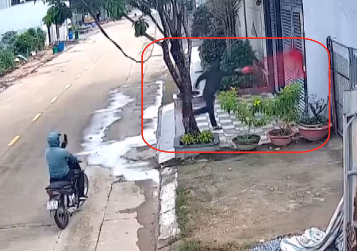 Camera ghi cảnh hai thanh niên tạt sơn đòi nợ tại TP Dĩ An, tỉnh Bình Dương - Ảnh cắt từ video camera