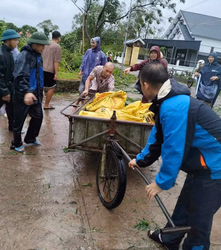 Người dân thôn Tây tích cực tiến hành gia cố khu vực đầu ngầm.