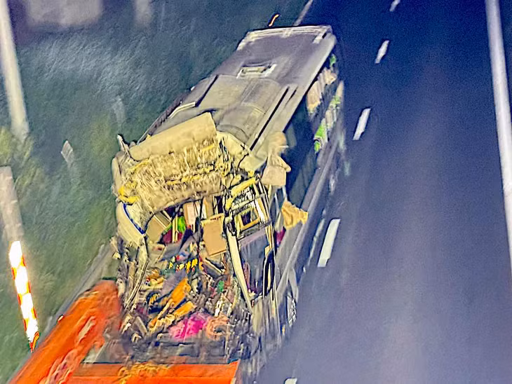 Đầu xe khách biến dạng được xe cẩu kéo rời hiện trường. Ảnh: Duy Tuấn