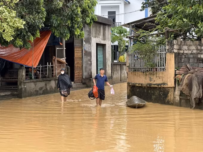 Nước bắt đầu tràn vào đường làng Bùi Xá, sáng 8/9. Ảnh: Gia Chính