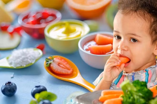 Cách đảm bảo thức ăn của trẻ nhỏ được đẩy đủ dinh dưỡng. Đồ hoạ: Thiện Nhân