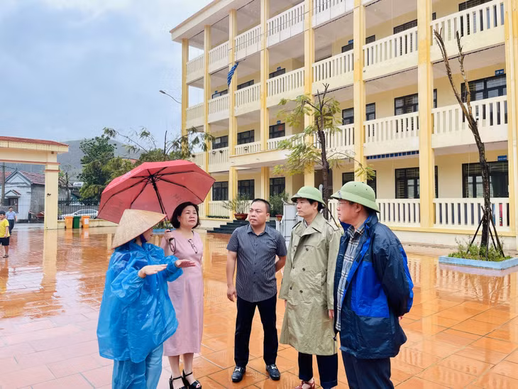 Đồng chí Vũ Quyết Tiến, Ủy viên Ban Thường vụ Tỉnh ủy, Bí thư Thành ủy Hạ Long kiểm tra công tác khắc phục thiệt hại tại Trường Tiểu học &amp; THCS Vũ Oai (xã Vũ Oai).