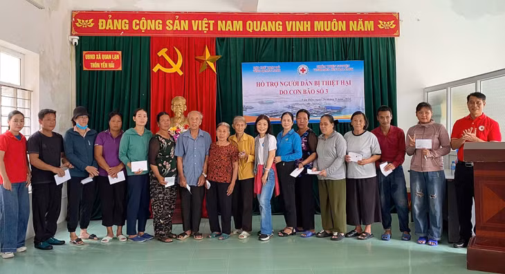 Đại diện Nhóm thiện nguyện Vinhomes Central Park (TP Hồ Chí Minh) cùng Hội Chữ thập đỏ huyện Vân Đồn tặng quà cho người dân khó khăn tại xã Quan Lạn (huyện Vân Đồn).
