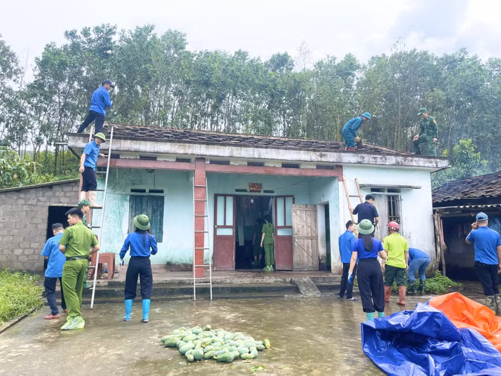 Đoàn viên thanh niên huyện Hải Hà, Đồn Biên phòng Quảng Đức, Chi cục Hải quan cửa khẩu Bắc Phong Sinh, Công an huyện và xã Quảng Đức hỗ trợ gia đình ông Tằng Cắm Dảu tháo dỡ hệ thống mái nhà bị tốc trong bão số 3.