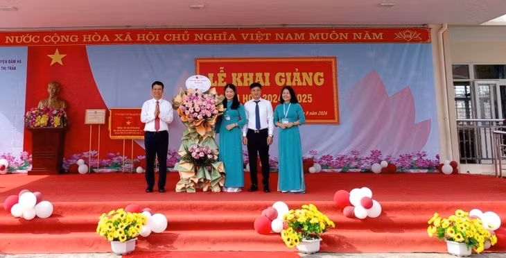 Đồng chí Nguyễn Hồng Dương - Ủy viên BTV Tỉnh ủy, Trưởng Ban Tuyên giáo Tỉnh ủy tặng hoa chúc mừng trường Tiểu học Thị trấn Đầm Hà.