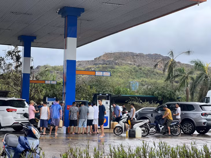 Nhiều người mang theo can để mua xăng, dầu.