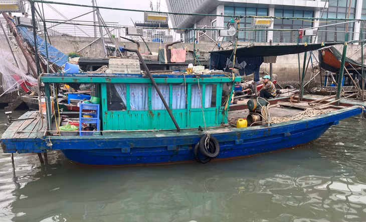 Tàu đánh cá của gia đình ông Nguyễn Văn Thiều trước khi bị chìm do ảnh hưởng của bão số 3.