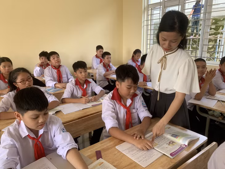 Cô giáo Từ Thu Hiền hướng dẫn học sinh cách làm bài trên lớp.