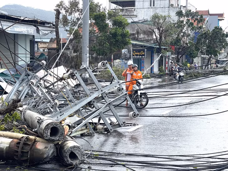 Ngành Điện lực cũng đang tích cực kiểm tra tại các khu vực cột điện bị đổ, gãy...