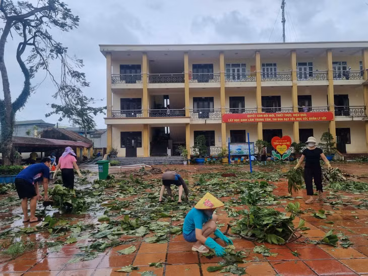 Thầy cô và phụ huynh học sinh trường Tiểu học Tiên Lãng khắc phục hậu quả sau bão số 3.