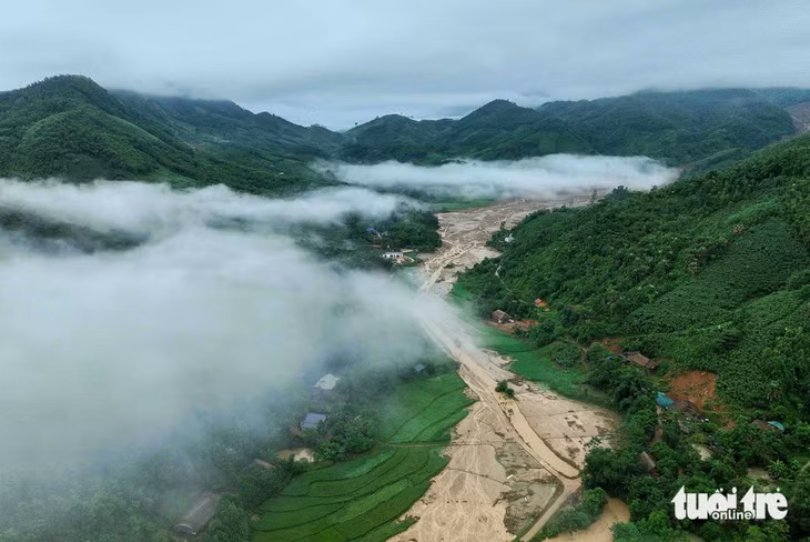 Hiện trường vụ lũ quét xoá sổ gần hết thôn Làng Nủ. Con suối Vằng Cuồng vốn thanh bình, nay lũ quét tràn xuống nhấn chìm 37 hộ dân nằm dọc quanh suối - Ảnh: NGUYỄN KHÁNH