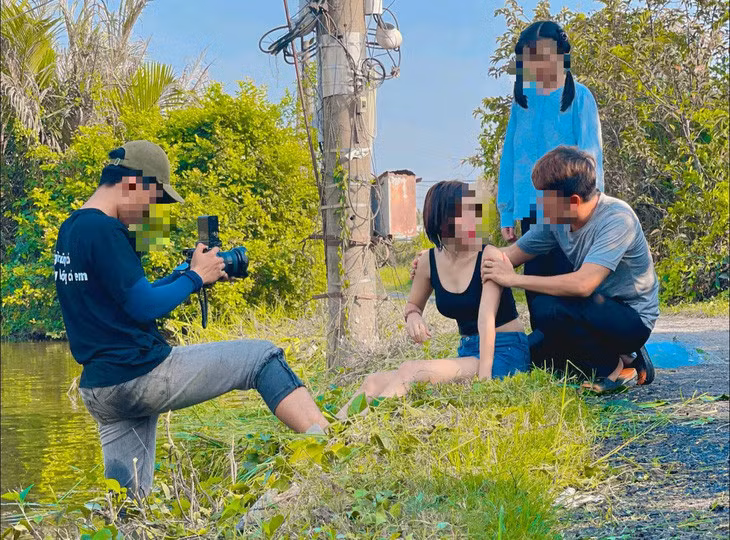 Ảnh hậu trường thực hiện các video clip được cho là nhảm nhí - Ảnh chụp màn hình