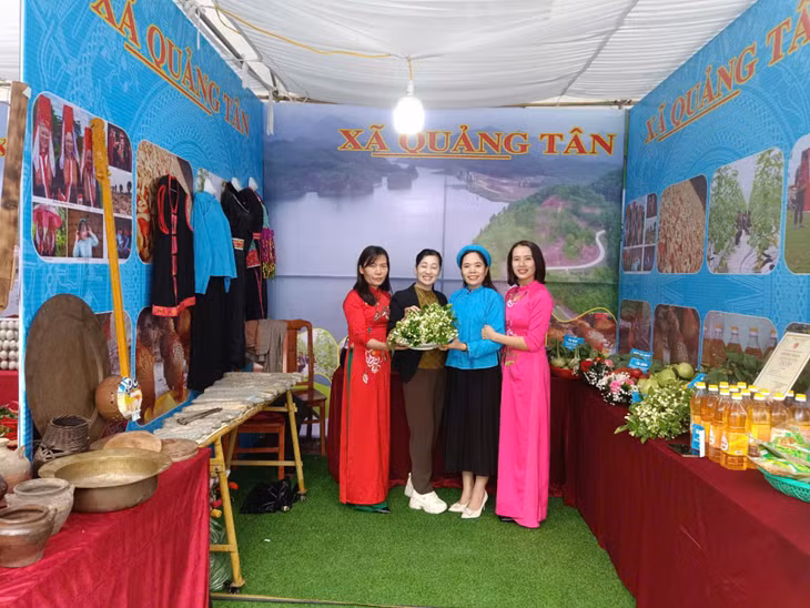 Hội viên phụ nữ xã Quảng Tân (huyện Đầm Hà) tham gia Hội chợ OCOP huyện Đầm Hà (tháng 2/2024)