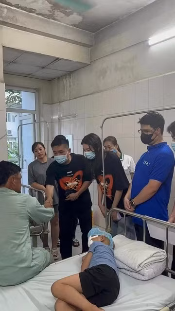 Hoa hậu Thùy Tiên trong chuyến từ thiện. Ảnh: FBNV.
