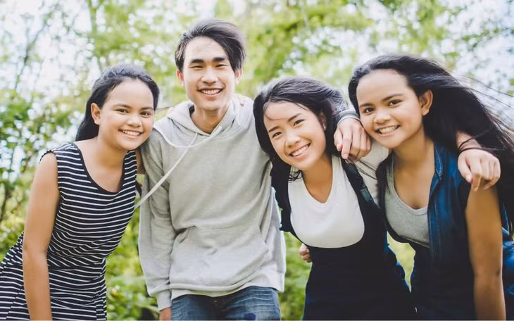 Giúp con tuổi dậy thì đối mặt với áp lực từ bạn bè