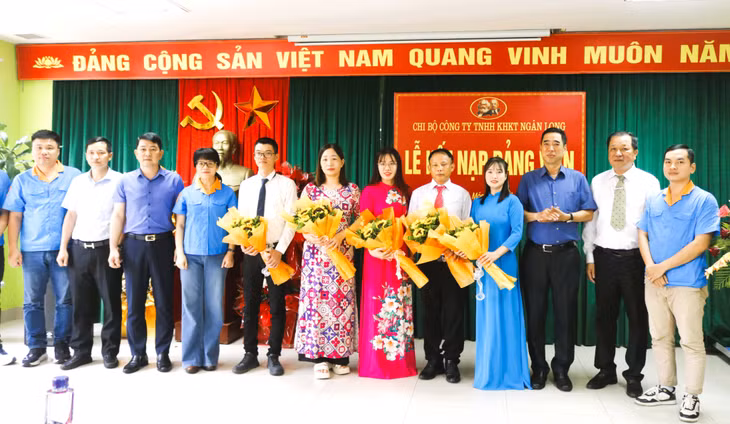 Lãnh đạo TP Móng Cái và lãnh đạo công ty chúc mừng 5 đảng viên mới kết nạp
