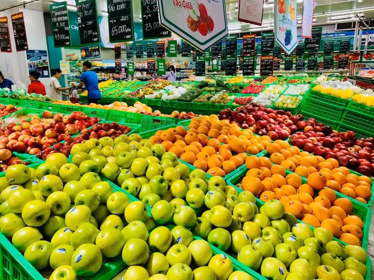 Rau củ quả, hàng hoá thiết yếu được cung ứng liên tục vào kênh phân phối, do đó, người dân không cần tích trữ quá nhiều (Ảnh: MM Mega Market Hạ Long)