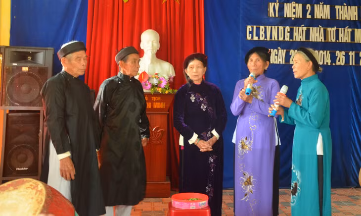 Các thành viên của Câu lạc bộ văn nghệ dân gian xã Quảng Nghĩa, TP Móng Cái đều là những người cao tuổi.
