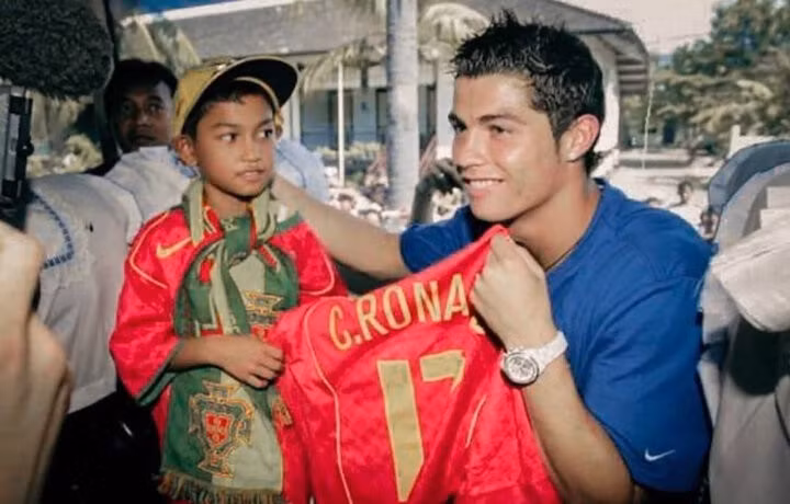 Ronaldo và cậu bé Martunis (Indonesia)