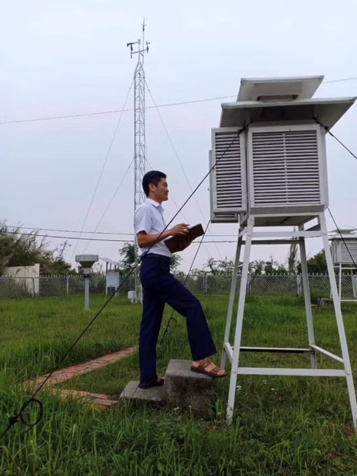 Trạm trưởng Nghiêm Minh Hoan đã có gần 30 năm gắn bó với nghề.