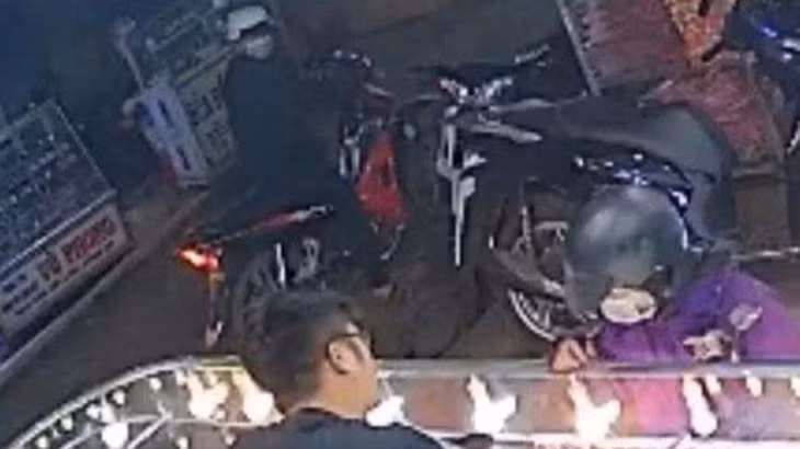 Đối tượng nữ vào hỏi mua vàng và đối tượng nam ngoài ngoài xe chờ. (Ảnh: Công an huyện Ea H'leo)