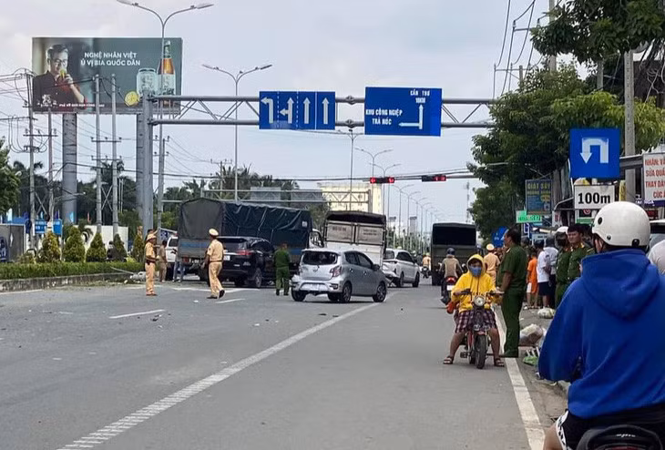 Hiện trường vụ tài xế ô tô nghi ngáo đá tông hàng loạt xe - Ảnh: CTV