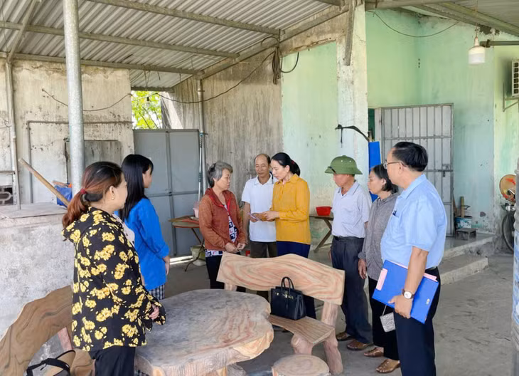 Cán bộ hội phụ nữ phường Hải Hòa (TP Móng Cái) phối hợp giám sát về công tác tuyên truyền pháp luật cho người dân trên địa bàn.