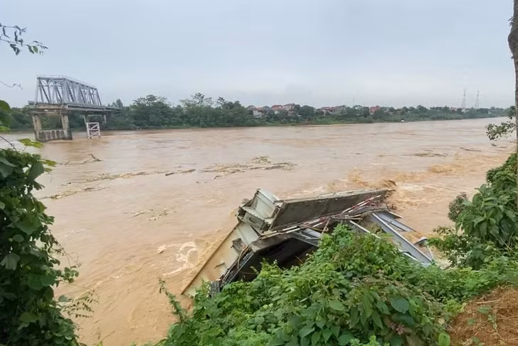 Hiện trường vụ sập cầu Phong Châu hôm 9/9. Ảnh XUÂN NGUYỄN