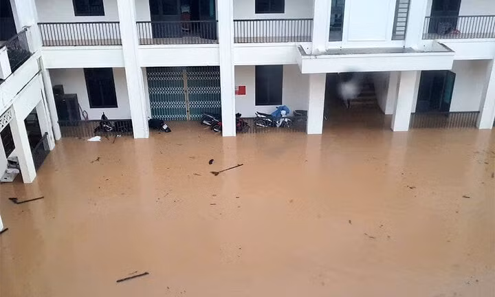 Trụ sở một cơ quan trên địa bàn huyện Sơn Động ngập nặng. (Ảnh: Báo Bắc Giang)