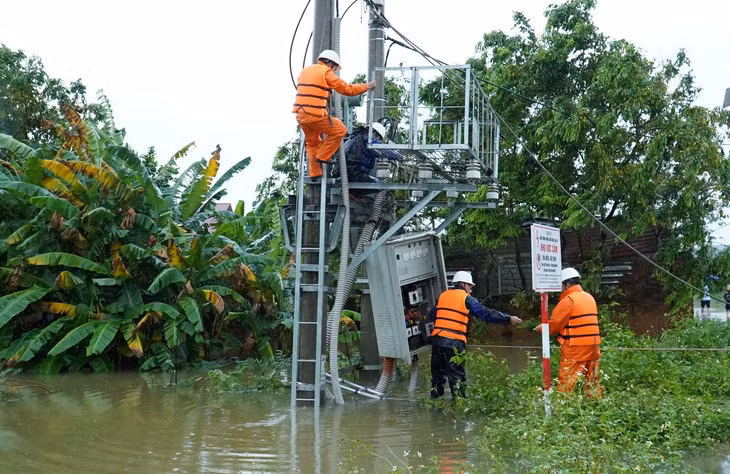 EVN đã cấp điện lại được hơn 5,98 triệu khách hàng trên tổng số khoảng 6,1 triệu khách hàng bị ảnh hưởng do bão và lũ lụt - Ảnh: EVN