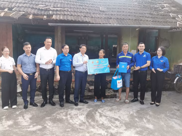 Hộ gia đình ông Bùi Văn Tuấn (Xóm 2, Thôn 8, Xã Hiệp Hòa, Thị xã Quảng Yên), nhận hỗ trợ 80 triệu đồng để sửa sang lại căn nhà bị thiệt hại nặng sau bão số 3.