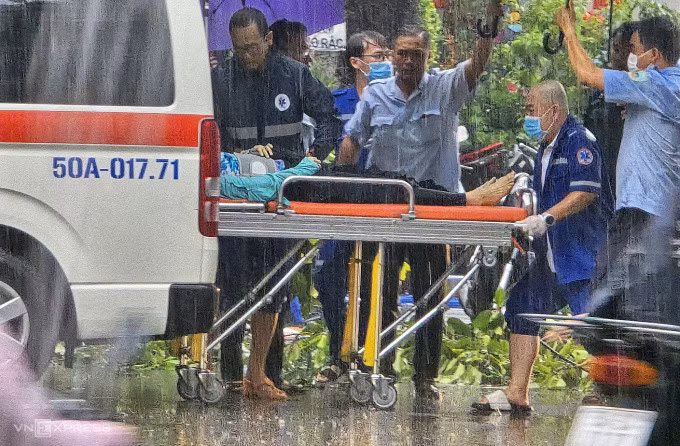 Nạn nhân bị cây đè được đưa đi cấp cứu nhưng đã không qua khỏi. Ảnh: Minh Trịnh