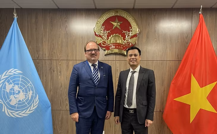 Đại sứ, Trưởng Phái đoàn Việt Nam tại Liên hợp quốc (LHQ) Đặng Hoàng Giang và ông Andreas Schaal, Quyền Đại diện đặc biệt của Tổ chức Hợp tác và Phát triển kinh tế (OECD) tại LHQ tại cuộc gặp ở New York.