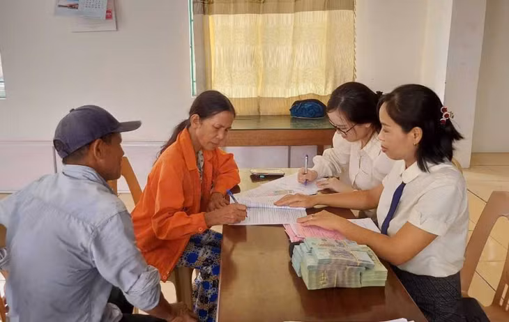 HND TX Quảng Yên giải ngân vốn Quỹ Hỗ trợ nông dân thực hiện dự án “Trồng dưa và cấy lúa” tại phường Phong Hải. Ảnh: HND tỉnh cung cấp.