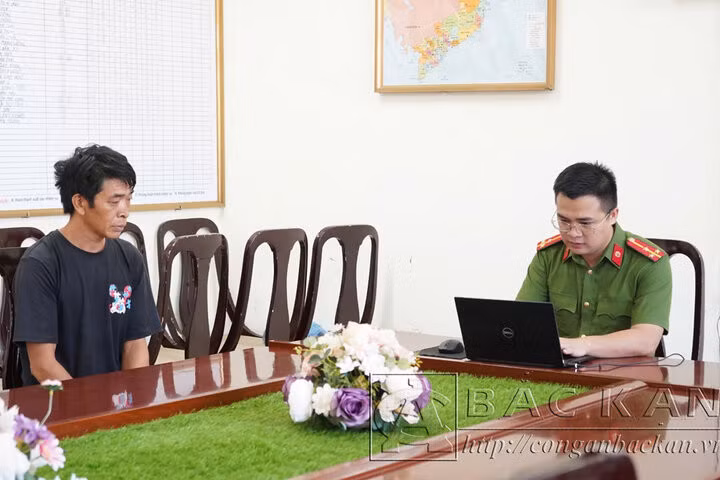 Đối tượng Hoàng Sùn Ta tại cơ quan công an. (Ảnh: Công an huyện Pác Nặm)