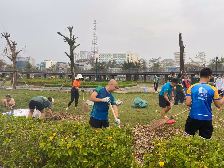 Người dân TP Hạ Long hưởng ứng chiến dịch cao điểm "7 ngày đêm khắc phục hậu quả cơn bão số 3". Ảnh: Hoàng Quỳnh