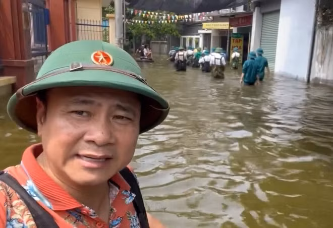 Tự Long lội nước trao quà cho trẻ em ở Sơn Tây, Hà Nội.