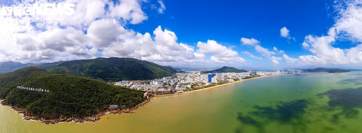 Cuối đường bờ biển ở phía Nam là Ghềnh Ráng - Tiên Sa với chuỗi bãi đá nằm liền kề nhau chạy dọc theo núi Xuân Vân và một loạt điểm đến hấp dẫn như: Bãi tắm Hoàng Hậu (hay bãi Đá Trứng), mộ thi sỹ Hàn Mặc Tử, nhà thờ Ghềnh Ráng…