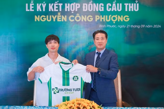 Công Phượng (trái) ra mắt CLB Bình Phước ngày 21/9, cùng Giám đốc kỹ thuật Yusuke Adachi (phải). Ảnh: CLB Bình Phước