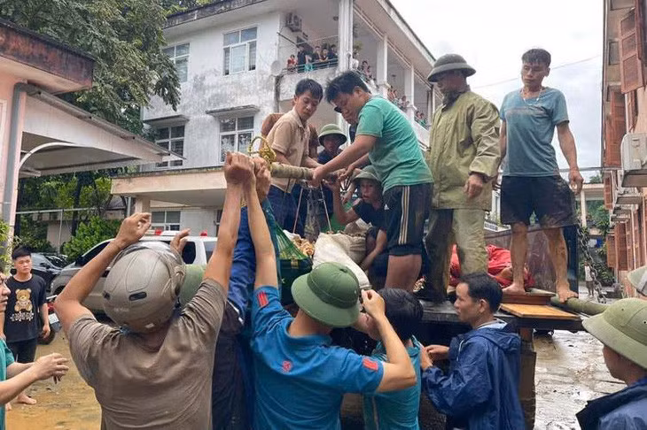 Một nạn nhân bị lũ quét ở xã Phúc Khánh được đưa đi cấp cứu - Ảnh: BVĐK huyện Bảo Yên