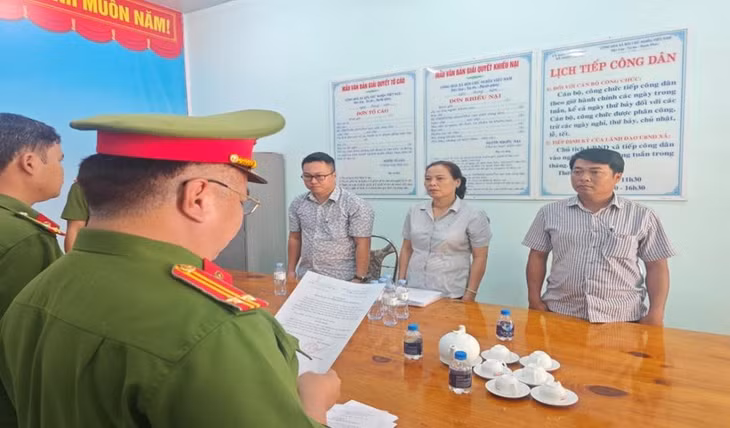 Công an đọc lệnh bắt bị can để tạm giam đối với 3 cán bộ xã Ngọc Định. Ảnh: Công an cung cấp