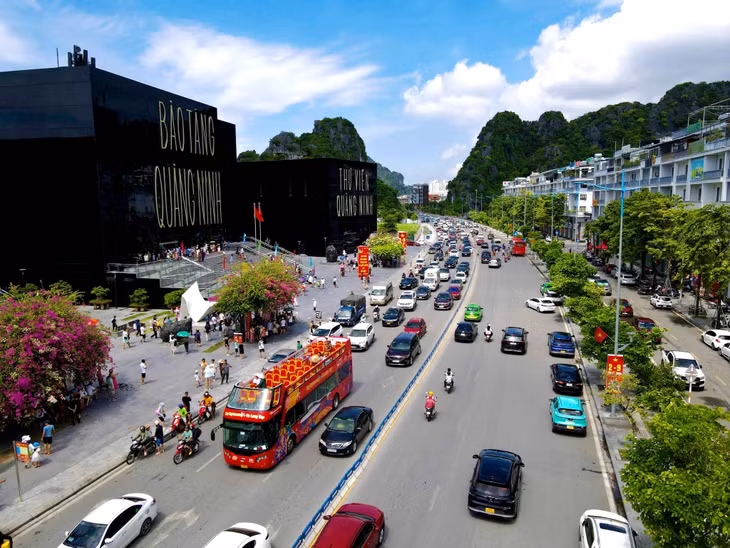 Quảng Ninh đón 384.000 lượt khách trong 3 ngày nghỉ lễ.