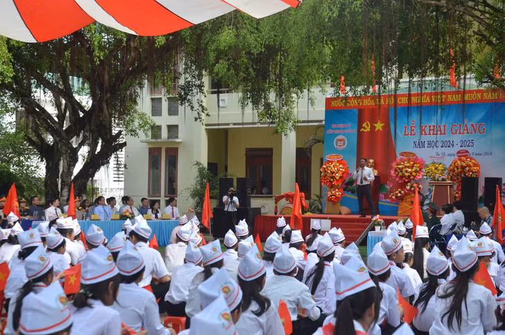Lễ khai giảng tại Trường THCS Ba Vì, đây là trường tổ chức lễ khai giảng sớm nhất tỉnh Quảng Ngãi - Ảnh: T.M.